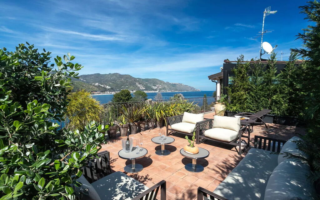 Villa Fasto: Benessere, Caratteristiche, Entrata Principale, Estate, Esterni, Giardino, Persone, Piscina, Primavera