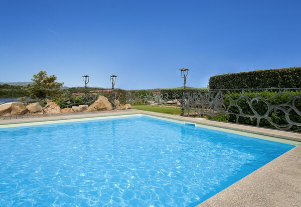 Villa Martini: Attività, Balcone / Terrazza / Patio, Caratteristiche, Dettagli della stanza, Estate, Esterni, Piscina, Primavera