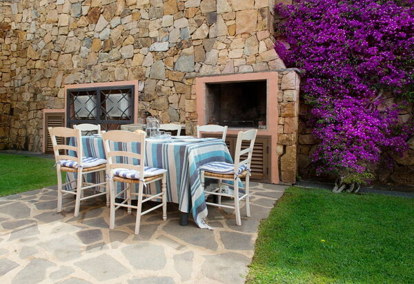 Villa Martini: Attività, Balcone / Terrazza / Patio, Caratteristiche, Dettagli della stanza, Estate, Esterni, Piscina, Primavera