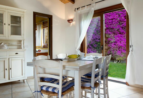 Villa Martini: Attività, Balcone / Terrazza / Patio, Caratteristiche, Dettagli della stanza, Estate, Esterni, Piscina, Primavera