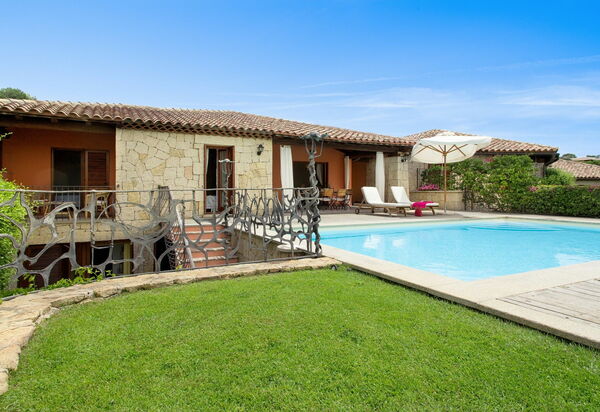 Villa Martini: Attività, Balcone / Terrazza / Patio, Caratteristiche, Dettagli della stanza, Estate, Esterni, Piscina, Primavera