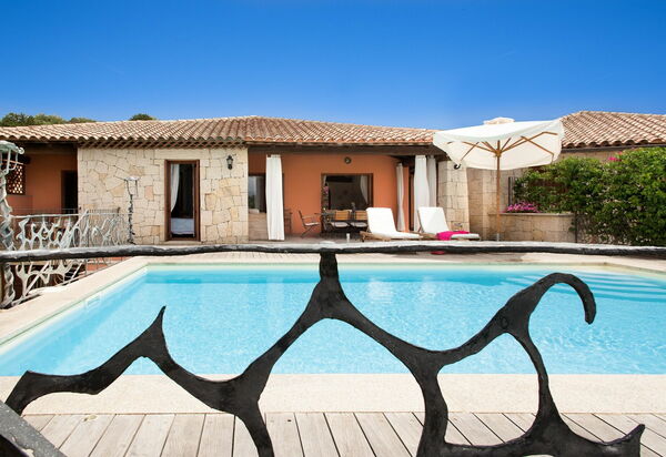Villa Martini: Attività, Balcone / Terrazza / Patio, Caratteristiche, Dettagli della stanza, Estate, Esterni, Piscina, Primavera