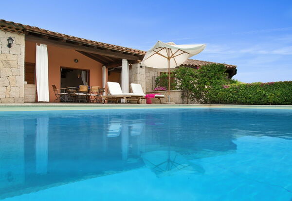 Villa Martini: Attività, Balcone / Terrazza / Patio, Caratteristiche, Dettagli della stanza, Estate, Esterni, Piscina, Primavera