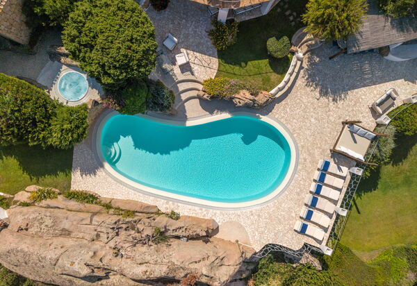Villa Maestosa: all'aperto, Benessere, Estate, Esterni, Giardino, Piscina, Primavera, Servizi