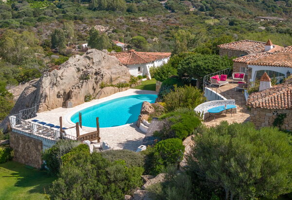 Villa Maestosa: all'aperto, Benessere, Estate, Esterni, Giardino, Piscina, Primavera, Servizi