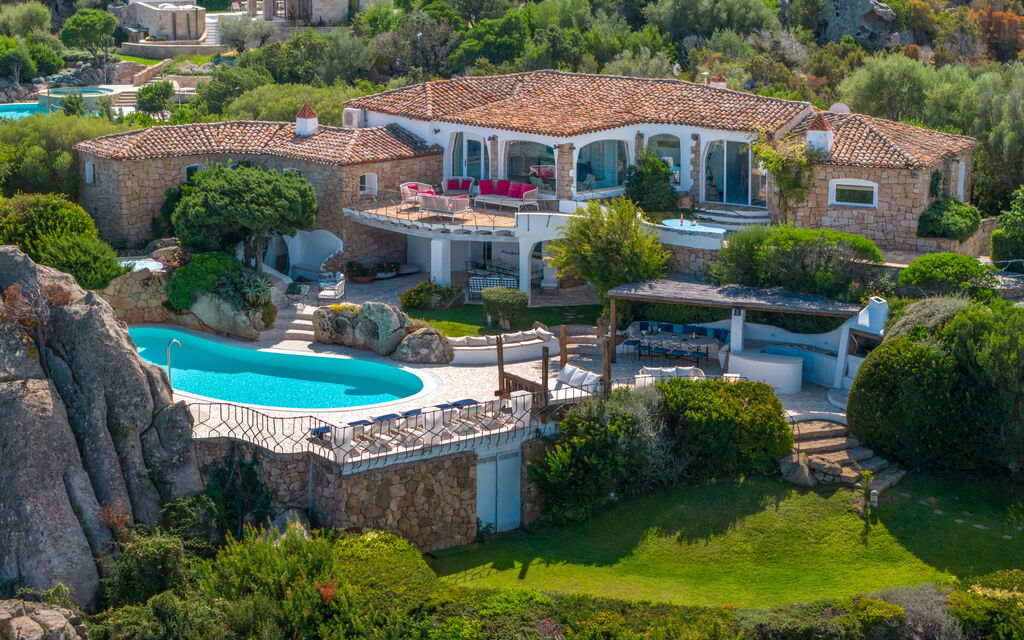 Villa Maestosa: all'aperto, Benessere, Estate, Esterni, Giardino, Piscina, Primavera, Servizi