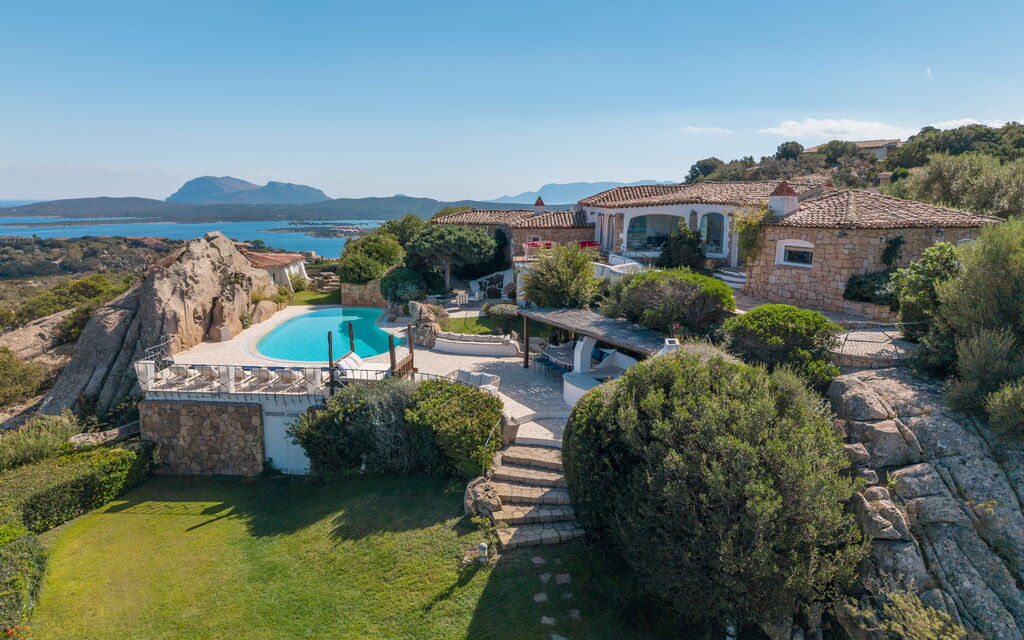 Villa Maestosa: all'aperto, Benessere, Estate, Esterni, Giardino, Piscina, Primavera, Servizi