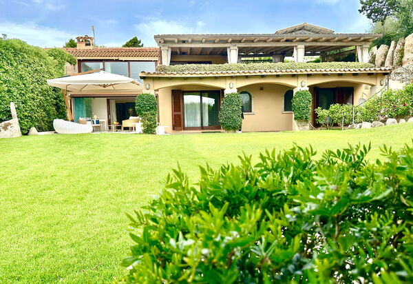 Villa Terry: Attività, Balcone / Terrazza / Patio, Caratteristiche, Cucina, Entrata Principale, Estate, Esterni, Piscina, Primavera